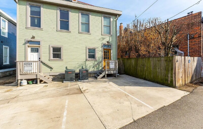 Building Photo - 1151 Summit St