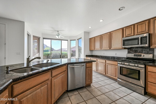 Building Photo - 4633 E Robin Ln