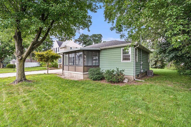 Building Photo - AVAILABLE IN AUGUST! 3 Bedroom, 1 Bath Sin...