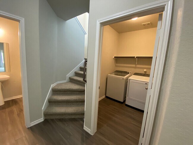 Building Photo - Spacious 4 Bedroom ~ Convenient to JBSA Ra...