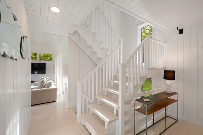 Building Photo - 46 Hedges Banks Dr