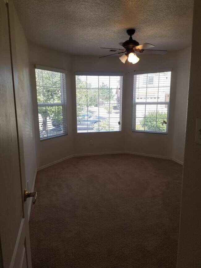 Building Photo - 3 bed, 2 bath, 1400 sq ft home in Huning Ranch Coming Soon!