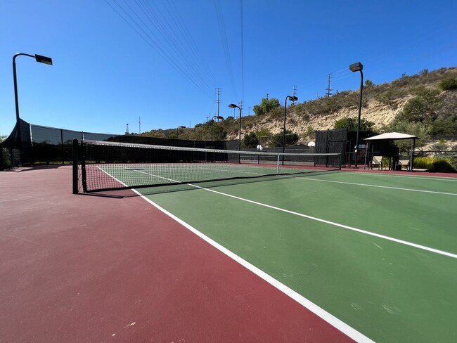 Building Photo - Luxury Tri-Level Townhome – Terraces at Es...