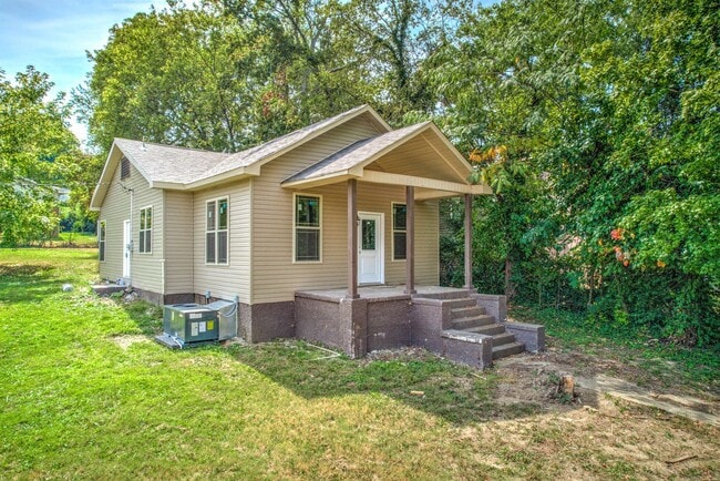 Building Photo - Knoxville 37914 - CHARMING 2 BEDROOM 1 BATH HOME WITH BONUS LOT! Contact Lisa Vineyard & Shannon ...