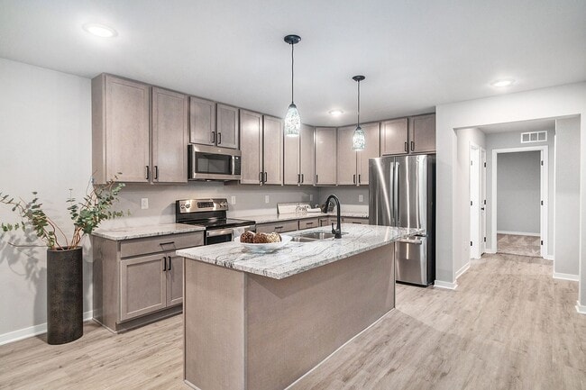 Building Photo - Like New 5 Bedroom - Close to the lake!