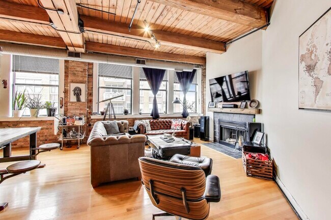 Building Photo - 913 W Van Buren St