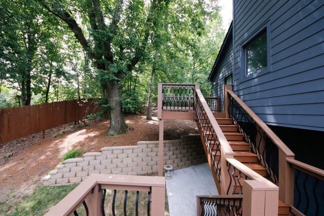 Building Photo - 930 Mountain Top Dr NE