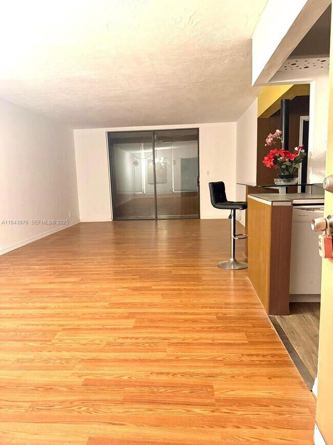 Building Photo - 2841 Somerset Dr