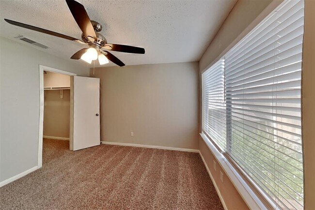 Building Photo - 4726 Green Trail Dr