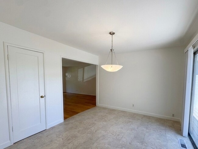 Building Photo - Charming single level home in Parkmead neighborhood
