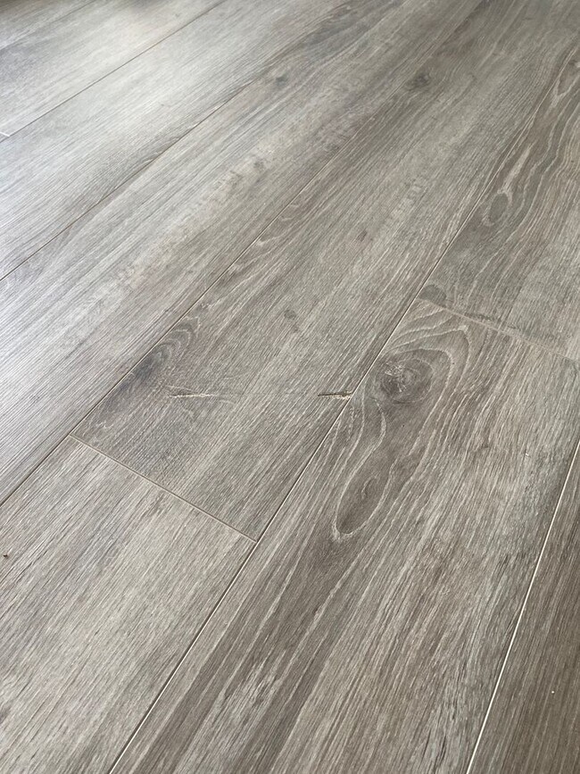 Building Photo - Luxury Townhome!