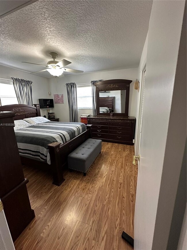 Building Photo - 2420 Park Ln