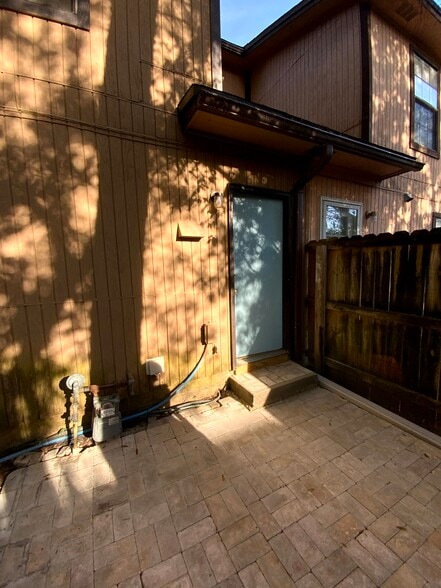 Building Photo - 400 Rhonda Kay Ct