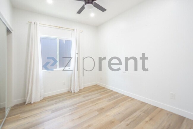 Building Photo - Unit