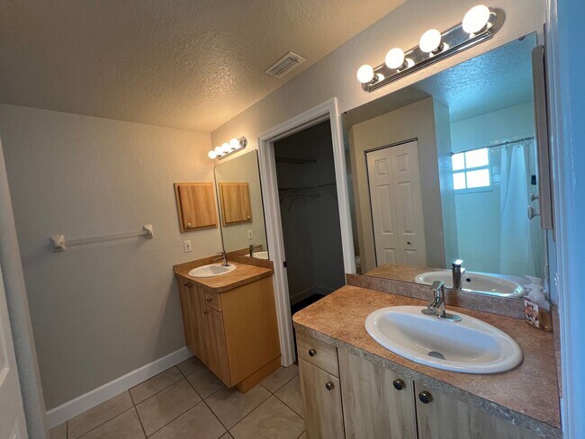 Building Photo - ($2,195) * ANNUAL ** Pool ** 3 Bed / 2 Bath - Harbor Heights  ** Single Family Home