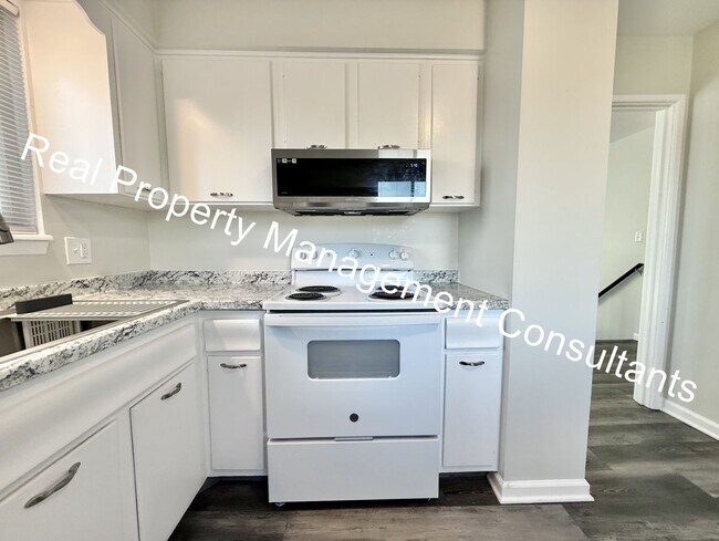 Building Photo - 3 Bedroom 2 Bath Overland Park Duplex Now Available!