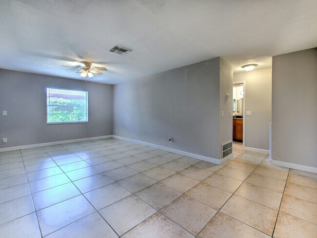 Building Photo - 526 Golden Raintree Pl