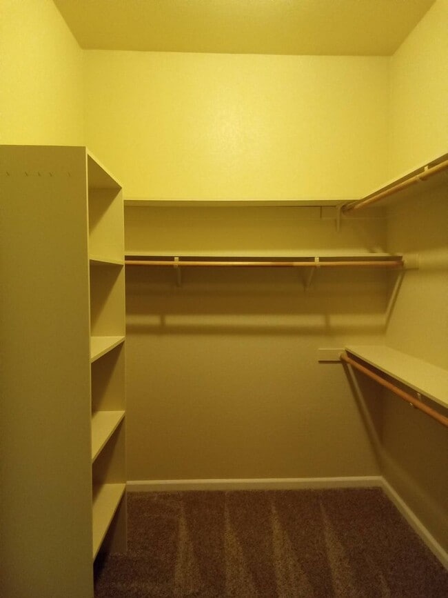 Building Photo - Gated: Single Story Heritage Oaks 3 Bedroom Plus Office/Den 3 Car Garage with lots of built in fo...