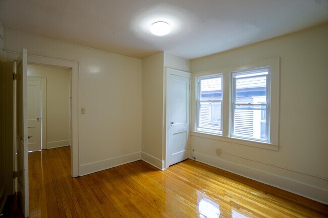 Building Photo - Single Family Home with Enclosed Front Por...