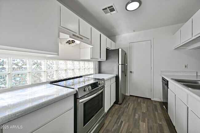 Building Photo - 3065 N 67th Ave