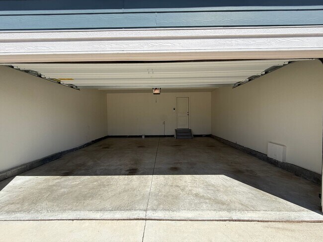 Building Photo - 3 Bed 3 Bath Home Minutes Away from Ft. Carson, Peterson SFB , & Schriever SFB!!