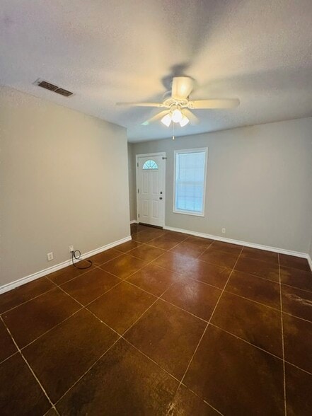 Building Photo - 120 Peavine Rd