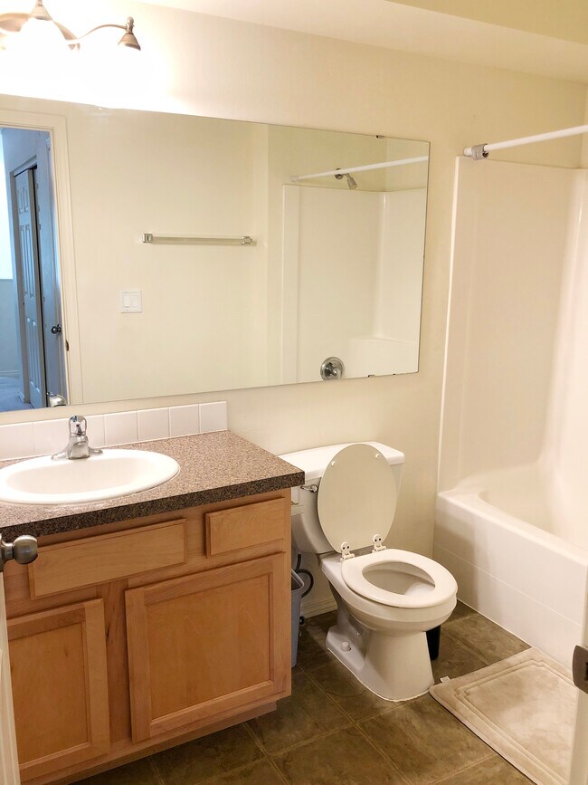 Building Photo - 423 NE Morton St