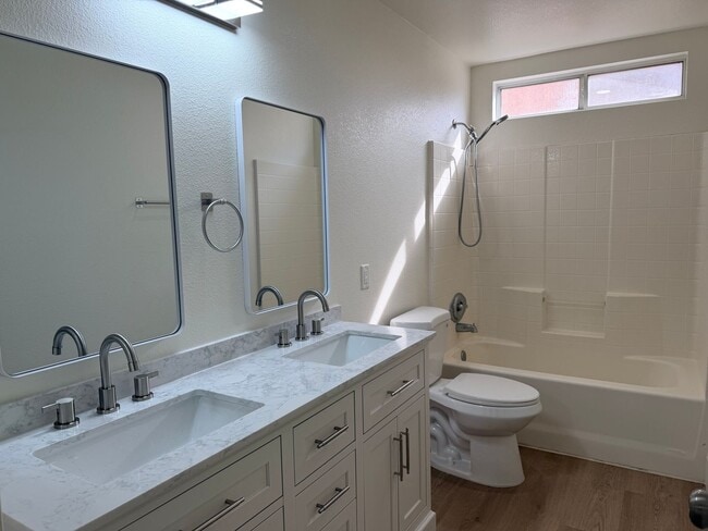 Building Photo - Amazing 5 bedroom home for rent in North Fontana