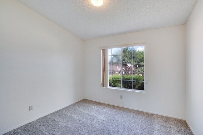Building Photo - Beautiful, Clean 3Bdrm, 2ba home on East s...