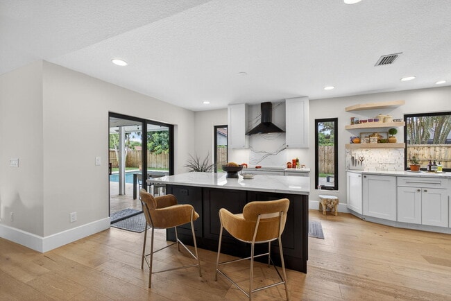 Building Photo - 12897 La Rochelle Cir