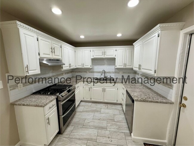 Building Photo - Charming 3 Bed/1 Bath Home w/ RBP & Security Deposit Alternative Option