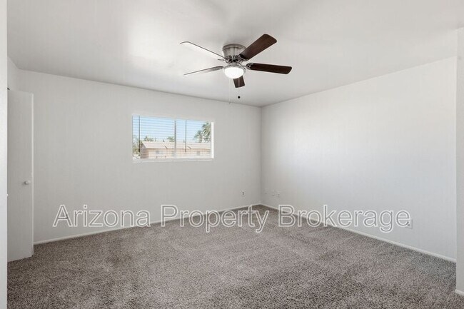 Building Photo - 245 E Vine Cir