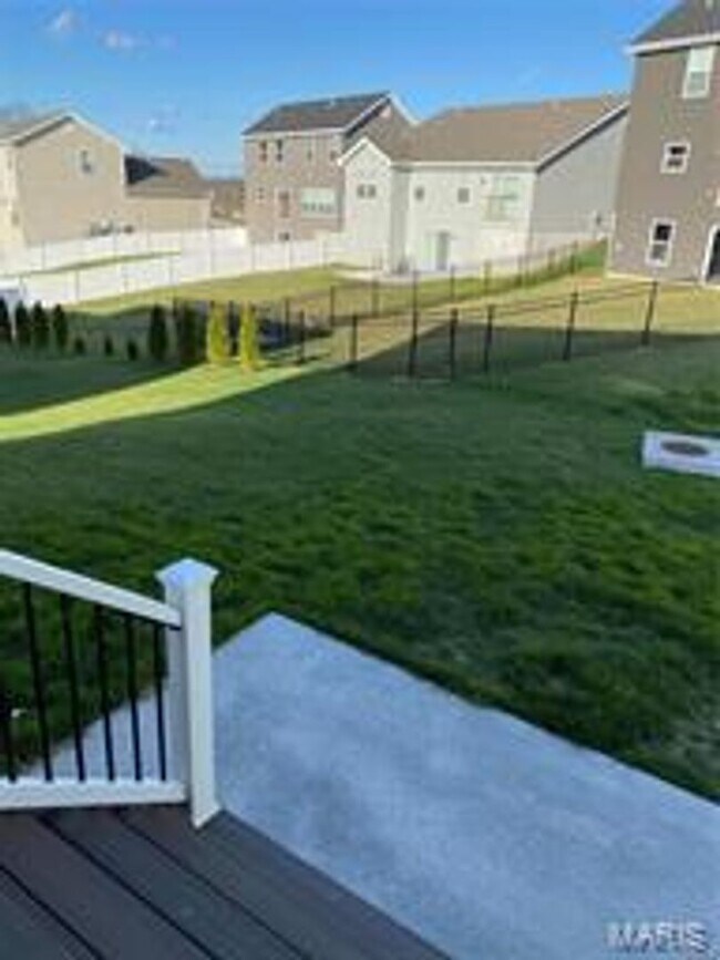 Building Photo - Lovely 4 bedroom, 2.5 bath, 2 car garage