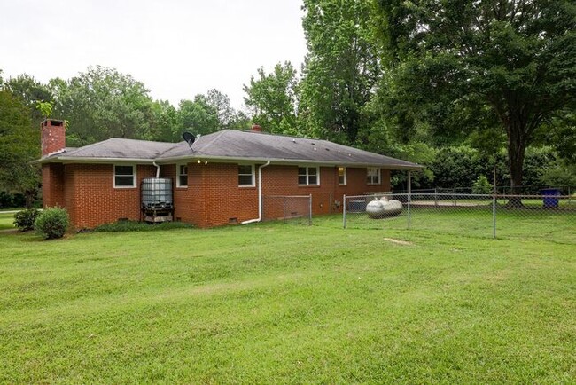 Building Photo - Quiet country living