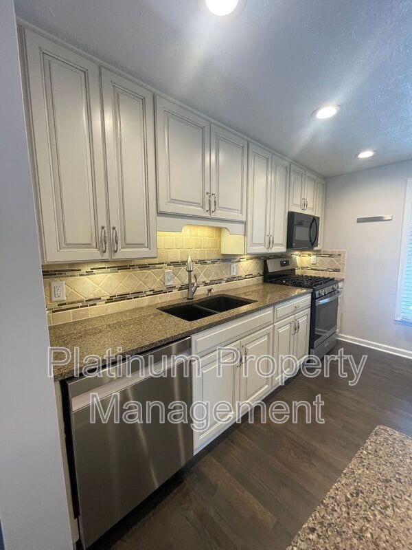 Building Photo - 10500 Worthington Hills Manor