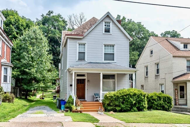 Building Photo - *** Bellevue * Lovely & Large 3 Bedroom House * Pet Friendly * Renovated & Spacious * Granite & S...