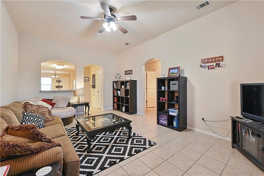 Building Photo - Available May 2026! Great 3 Bedroom, 3 Bathroom Close to Everything!!