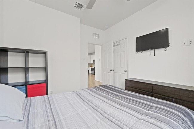 Building Photo - 240 Bedford Falls Ln