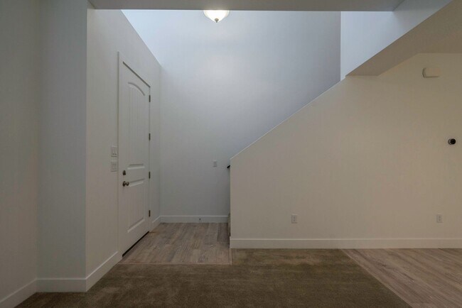Building Photo - Well Maintained, 3 Bedroom and 2.5 Bathroom Townhome in Desert Color! Internet Included!