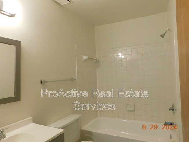 Building Photo - 1461 Thamesford Dr
