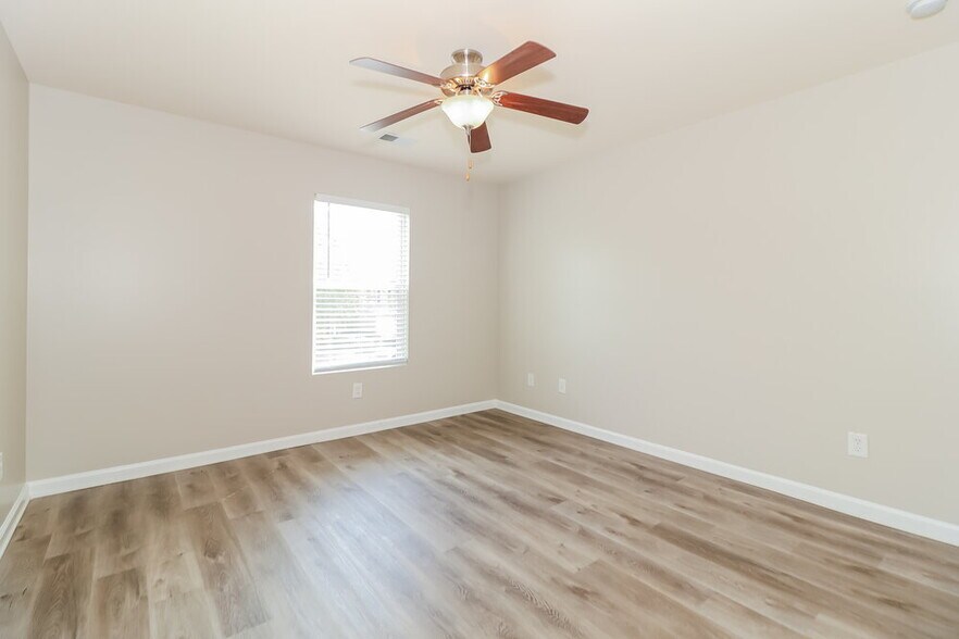 Building Photo - 2945 Mayfair Dr