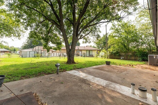 Building Photo - 2328 S Krowse Ave