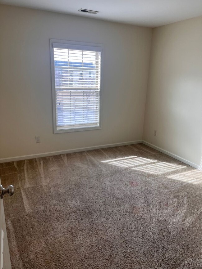 Building Photo - Beautiful 3 bedroom 2.5 baths Townhouse