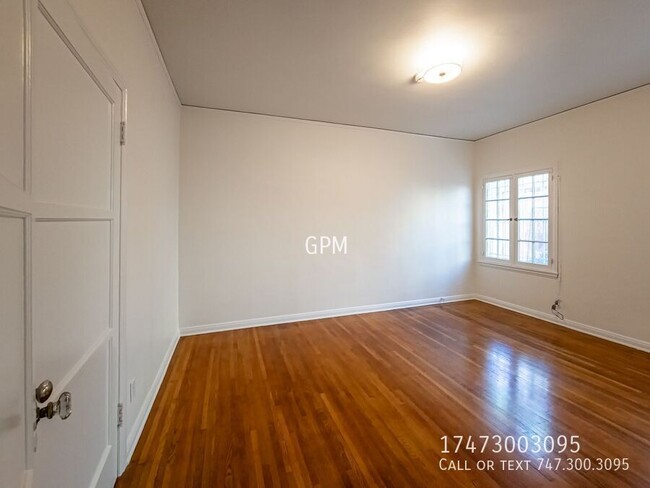 Building Photo - Spacious Hollywood Gem: Stylish 1-Bedroom ...