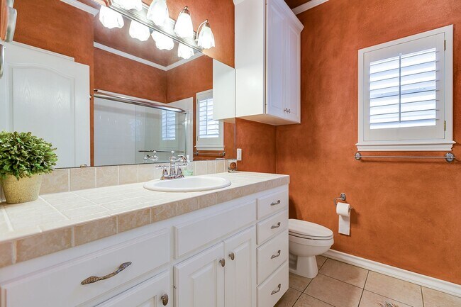 Building Photo - NOW AVAILABLE - Beautiful 3-Bedroom Home in the Southland Neighborhood!