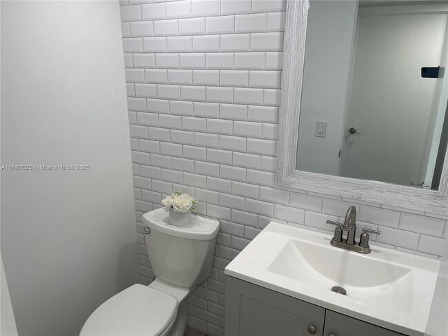 Building Photo - 136 Brighton D