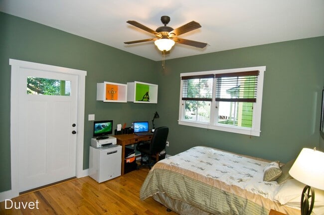 Building Photo - 4 br, 3.5 bath House - 76 Morris Street A