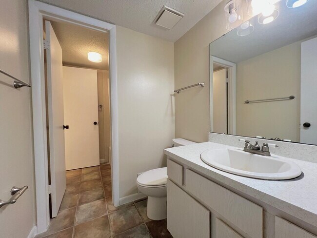 Building Photo - Charming 2-Bedroom Apartment Home in The Fairways – Silver Springs Shores