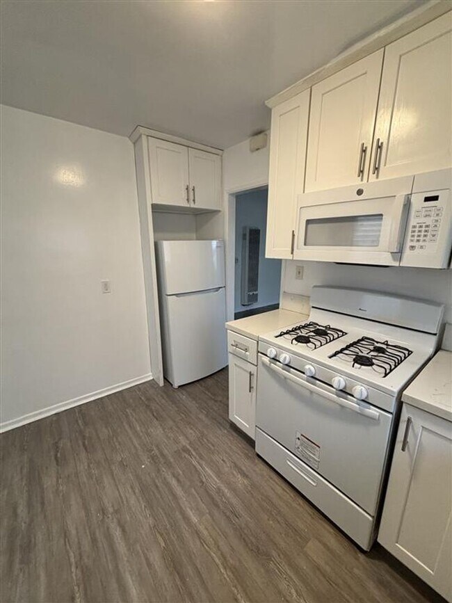 Building Photo - 417 E Elmwood Ave