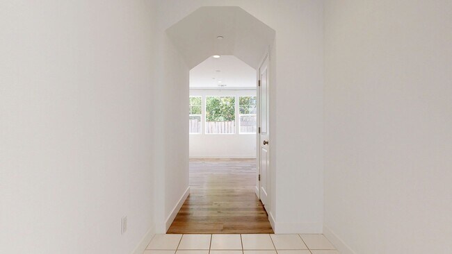 Building Photo - Bright & Beautiful 4 Bedroom 3 Full Bathroom Home!